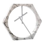 Relógio de mesa com estrutura hexagonal de mármore branco e ponteiros metálicos minimalistas.