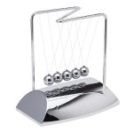Pêndulo de Newton com bolas de metal suspensas por fios finos, base metálica brilhante e estrutura de suporte de metal.