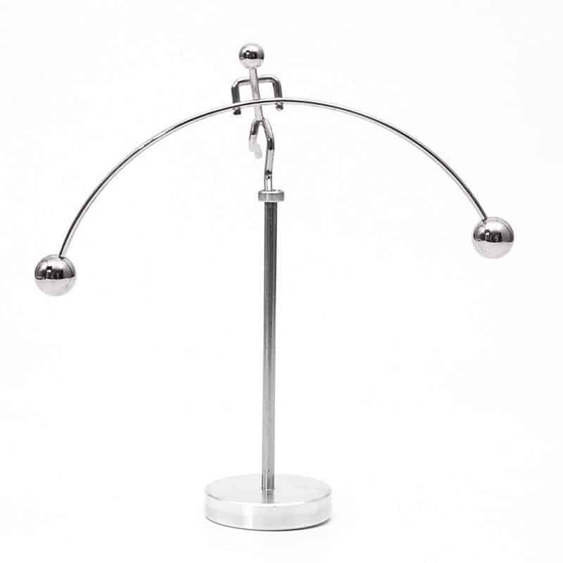 Pêndulo de Newton com bolas metálicas suspensas por fios finos, demonstrando conservação de energia e movimento oscilatório.