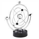 Pêndulo de Newton com esferas metálicas suspensas por fios finos, mostrando movimento de colisão e conservação de energia.