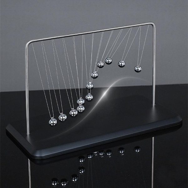 Pêndulo de Newton gigante com bolas metálicas suspensas por fios finos, exibindo movimento de colisão e energia.
