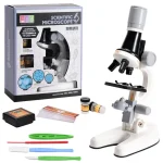 Microscópio com acessórios, incluindo lâminas, pinças e tubos de amostra, ideal para experiências educativas e científicas.