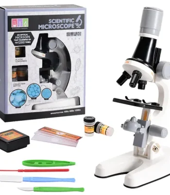 Microscópio com acessórios, incluindo lâminas, pinças e tubos de amostra, ideal para experiências educativas e científicas.