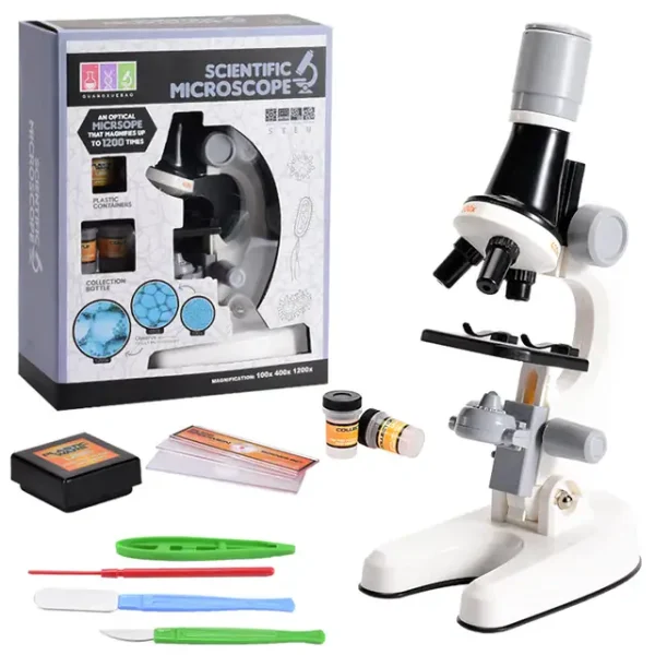 Microscópio com acessórios, incluindo lâminas, pinças e tubos de amostra, ideal para experiências educativas e científicas.