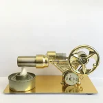 Motor Stirling em miniatura com roda de transmissão, cilindro e base metálica, usado para demonstrações educativas de energia térmica.