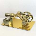 Motor Stirling em miniatura com rodas e componentes metálicos dourados, montado numa base dourada, mostrando detalhes do mecanismo interno e externo.