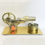 Modelo de motor Stirling em escala reduzida com rodas e pistões de metal dourado, montado numa base de suporte dourada, usado para demonstrações educativas.