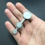 Espelho de bolso com estrutura metálica prateada, formato de ligação entre dois círculos, sendo um maior e outro menor, com acabamento liso e elegante.