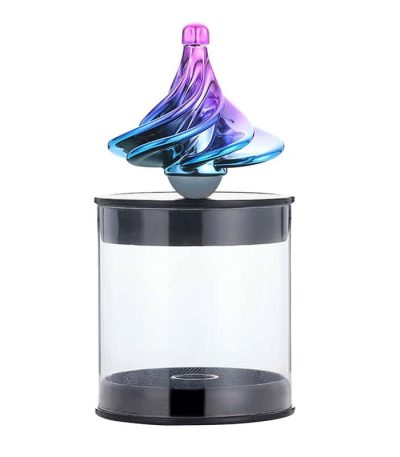 Pião giroscópio com corpo de vidro colorido em tons de azul e roxo, colocado numa base transparente com tampa preta, mostrando o movimento do brinquedo.