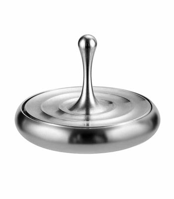 Pião giroscópio de metal com base circular, mostrando o eixo central e o movimento de rotação.