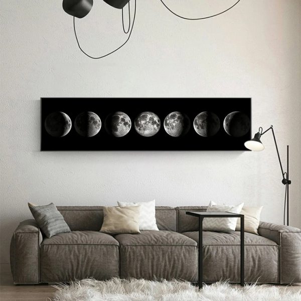 Painel decorativo com as diferentes fases da Lua, desde a Lua Nova até à Lua Cheia, em fundo preto.