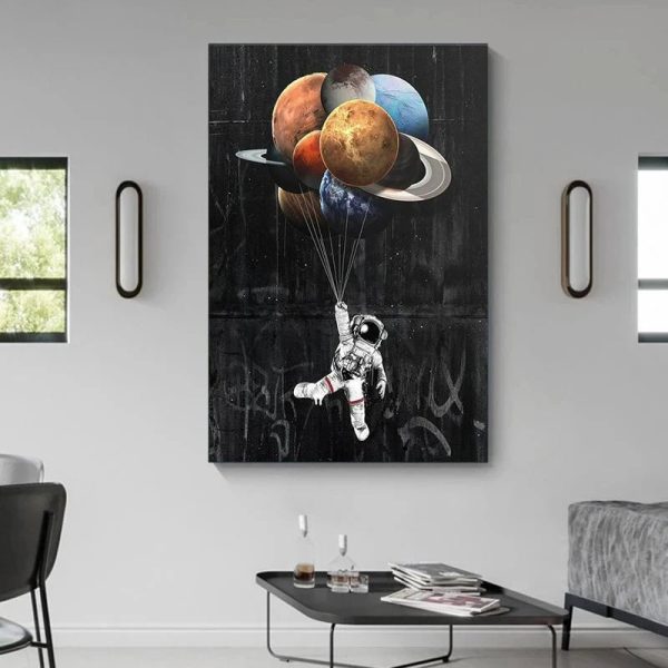 Ilustração de astronauta a segurar balões que parecem planetas do sistema solar, com fundo escuro e detalhes de graffiti na parede.