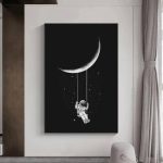 Ilustração de um astronauta a segurar cordas que penduram uma lua crescente, com estrelas ao fundo, em estilo minimalista em preto e branco.