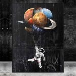 Astronauta de graffiti a segurar balões que representam planetas do sistema solar, com fundo escuro e parede de graffiti.