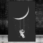Ilustração de um astronauta a segurar uma corda que pendura a Lua, com estrelas ao fundo, em estilo de desenho em preto e branco.