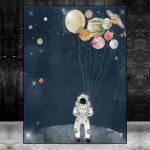 Astronauta em solo lunar segurando balões que representam planetas e estrelas do espaço, fundo escuro estrelado.