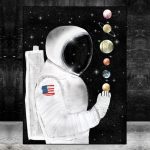 Astronauta de costas com capacete, segurando uma mão para cima, com planetas do sistema solar alinhados ao lado, fundo de espaço estrelado.