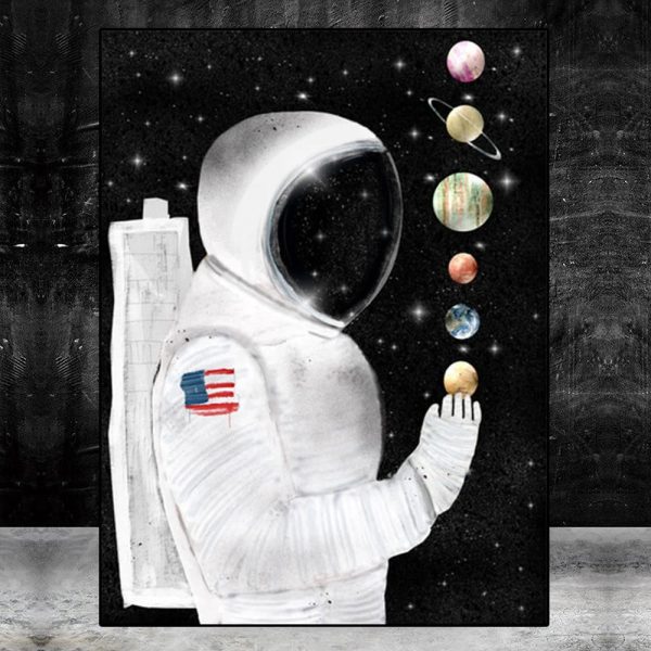Astronauta de costas com capacete, segurando uma mão para cima, com planetas do sistema solar alinhados ao lado, fundo de espaço estrelado.