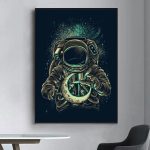 Ilustração de astronauta em traje espacial com capacete grande, segurando um símbolo de ciência, fundo com estrelas e galáxias em cores vibrantes.