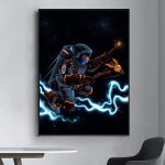 Ilustração de astronauta em traje espacial futurista, com fundo de espaço estrelado, usando uma arma de energia e rodeado por raios de eletricidade azul.