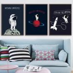 Três quadros decorativos com ilustrações de astronautas, planetas e foguetes, com frases motivacionais relacionadas ao universo.