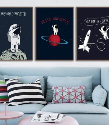 Três quadros decorativos com ilustrações de astronautas, planetas e foguetes, com frases motivacionais relacionadas ao universo.