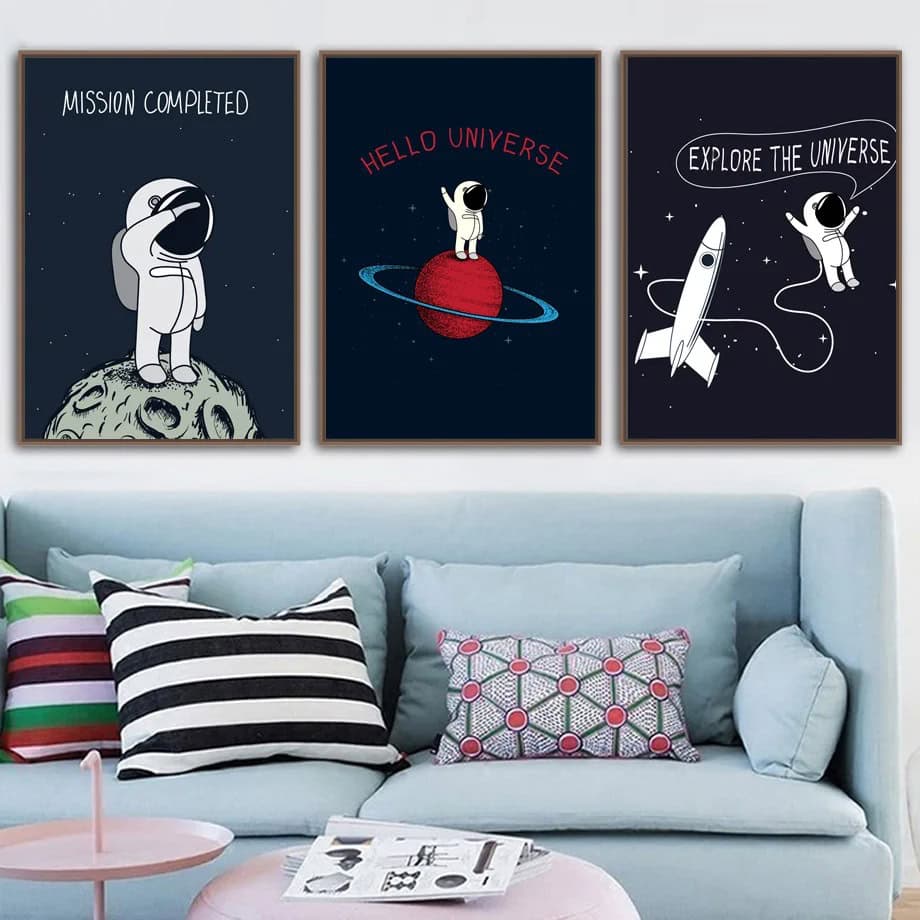 Conjunto de quadros com tema espacial Três quadros decorativos com ilustrações de astronautas, planetas e foguetes, com frases motivacionais relacionadas ao universo.
