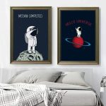 Dois quadros com ilustrações de astronautas e planetas, decoração de espaço, estilo minimalista, em molduras de madeira, colocados acima da cama.