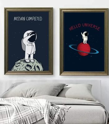 Dois quadros com ilustrações de astronautas e planetas, decoração de espaço, estilo minimalista, em molduras de madeira, colocados acima da cama.