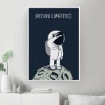 Ilustração de um astronauta em pé na lua, com capacete e traje espacial, celebrando a missão concluída, fundo estrelado e texto 'MISSION COMPLETED'.