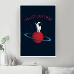 Ilustração de um astronauta em cima de um planeta com anéis, com fundo estrelado e texto 'HELLO UNIVERSE'.