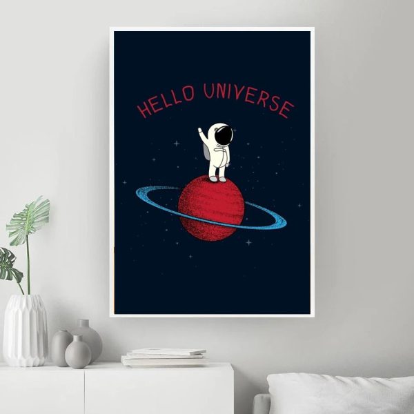 Ilustração de um astronauta em cima de um planeta com anéis, com fundo estrelado e texto 'HELLO UNIVERSE'.