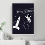 Cartaz com astronauta em espaço, foguete e estrelas, com texto 'Explore the Universe' em fundo escuro.