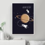 Ilustração de um astronauta flutuando no espaço próximo a Saturno com anéis visíveis, acompanhado de uma nave espacial e estrelas ao fundo.