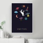 Ilustração de astronauta flutuando no espaço com planetas, foguetes, satélites e estrelas, decorando uma parede de quarto infantil.