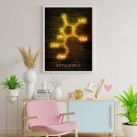 Quadro decorativo com fórmula da vitamina C em neon amarelo e laranja numa parede de tijolos escuros, em ambiente de sala moderna com mobília clara e plantas.