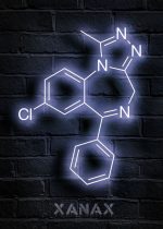 Molécula luminosa de estrutura química complexa, com anéis e ligações, iluminada contra parede de tijolos escuros, com a palavra 'XANAX' na base.