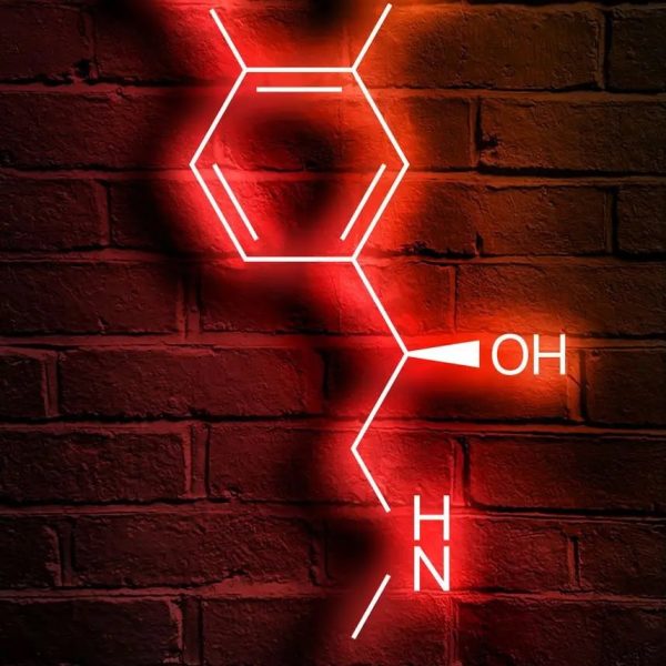 Ilustração de molécula de adrenalina em neon vermelho, destacando grupos hidroxila e amina, sobre parede de tijolos vermelhos.