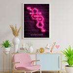 Quadro com fórmula química do estrogénio em neon rosa numa parede de tijolos escuros, decorando uma sala moderna com mobília colorida.