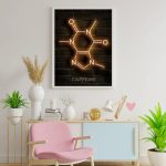 Painel de neon com a estrutura molecular da cafeína, iluminado, numa parede de tijolos escuros, com decoração moderna e plantas ao redor.