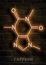 Ilustração de molécula de cafeína em neon, com estrutura química detalhada e fundo de parede de tijolos escuros.