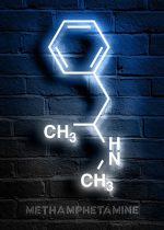 Ilustração de neon de uma molécula de metanfetamina com anel benzênico e grupo amina, brilhando contra uma parede de tijolos azul escuro.