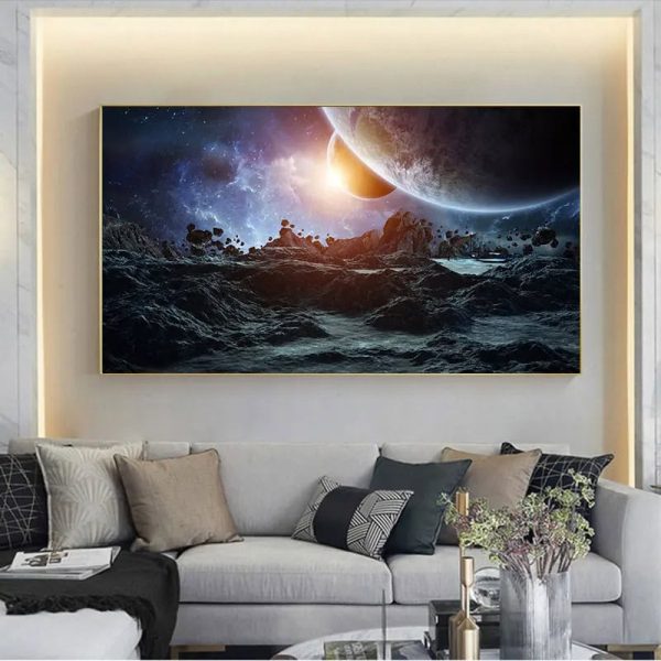 Cartaz de grande dimensão com uma cena de espaço profundo, planetas e estrelas, decorando uma parede moderna com iluminação indireta.