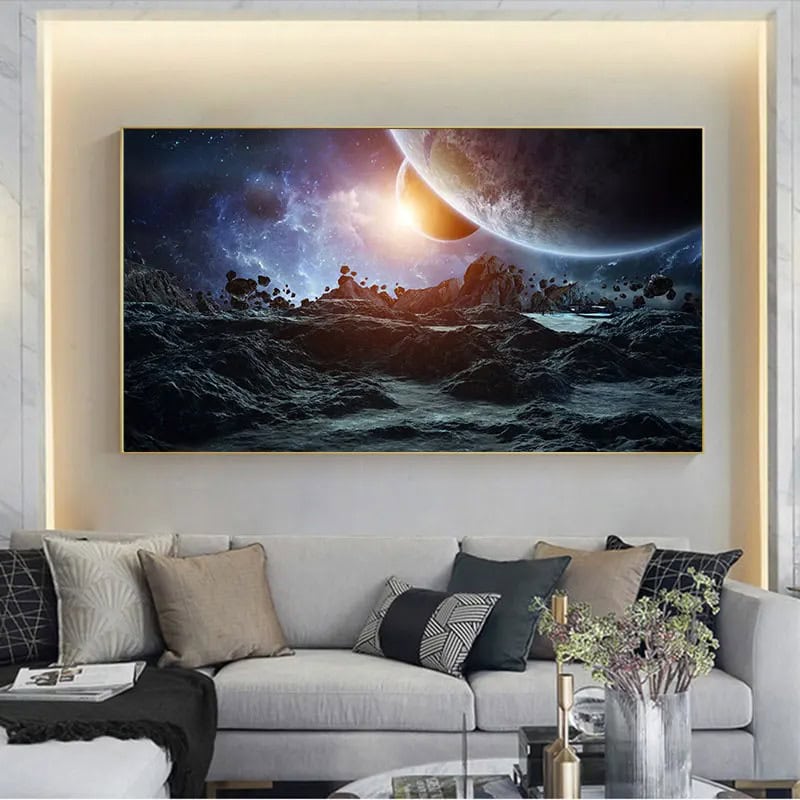 Cartaz de grande dimensão com uma cena de espaço profundo, planetas e estrelas, decorando uma parede moderna com iluminação indireta.