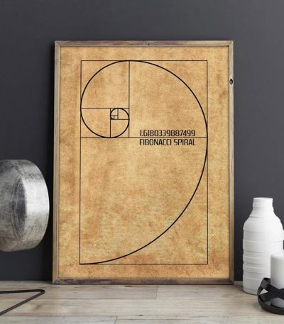 Quadro com representação da espiral de Fibonacci, mostrando o padrão matemático em uma folha de papel envelhecida, com linhas e números que ilustram a sequência.
