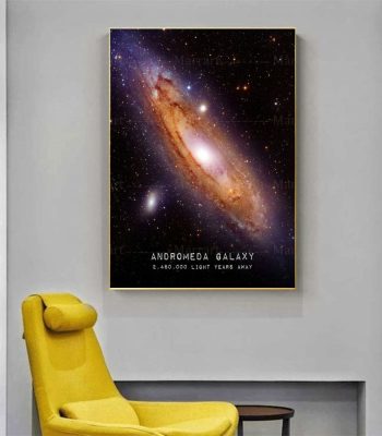 Poster de galáxia com cores vibrantes, estrelas brilhantes e detalhes de nebulosas, em moldura de madeira, pendurado numa parede cinzenta.