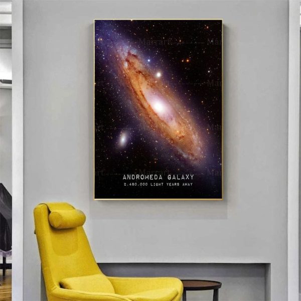 Poster de galáxia com cores vibrantes, estrelas brilhantes e detalhes de nebulosas, em moldura de madeira, pendurado numa parede cinzenta.