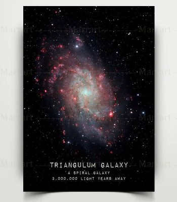Imagem de uma galáxia espiral com núcleo brilhante e braços coloridos, estrelas dispersas no espaço escuro ao fundo, com texto informativo na parte inferior.