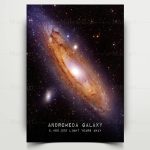 Imagem detalhada da galáxia de Andrômeda com estrelas e poeira cósmica visíveis, destacando a sua forma espiral e cores vibrantes.