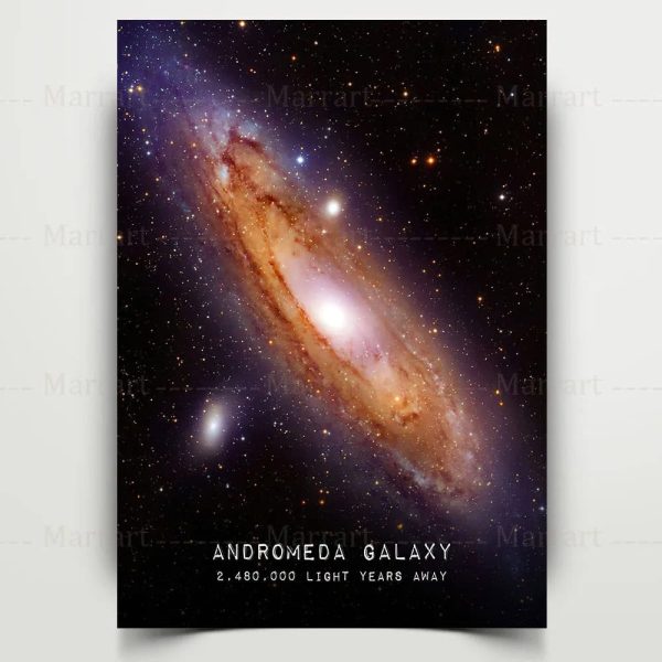 Imagem detalhada da galáxia de Andrômeda com estrelas e poeira cósmica visíveis, destacando a sua forma espiral e cores vibrantes.